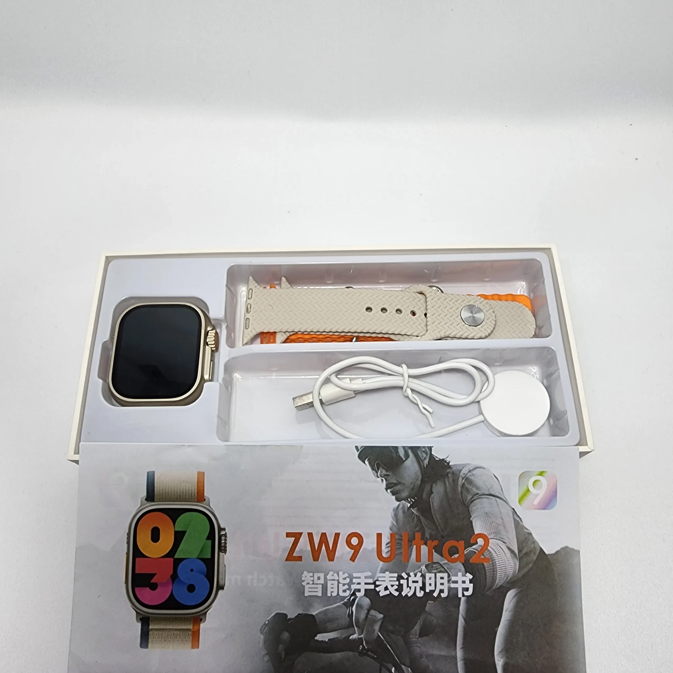 ساعت هوشمند ZW9 Ultra2 2 محتویات جعبه ساعت هوشمند ZW9 Ultra2 شامل خود ساعت، بند سیلیکونی، شارژر مگنتی و دفترچه راهنما