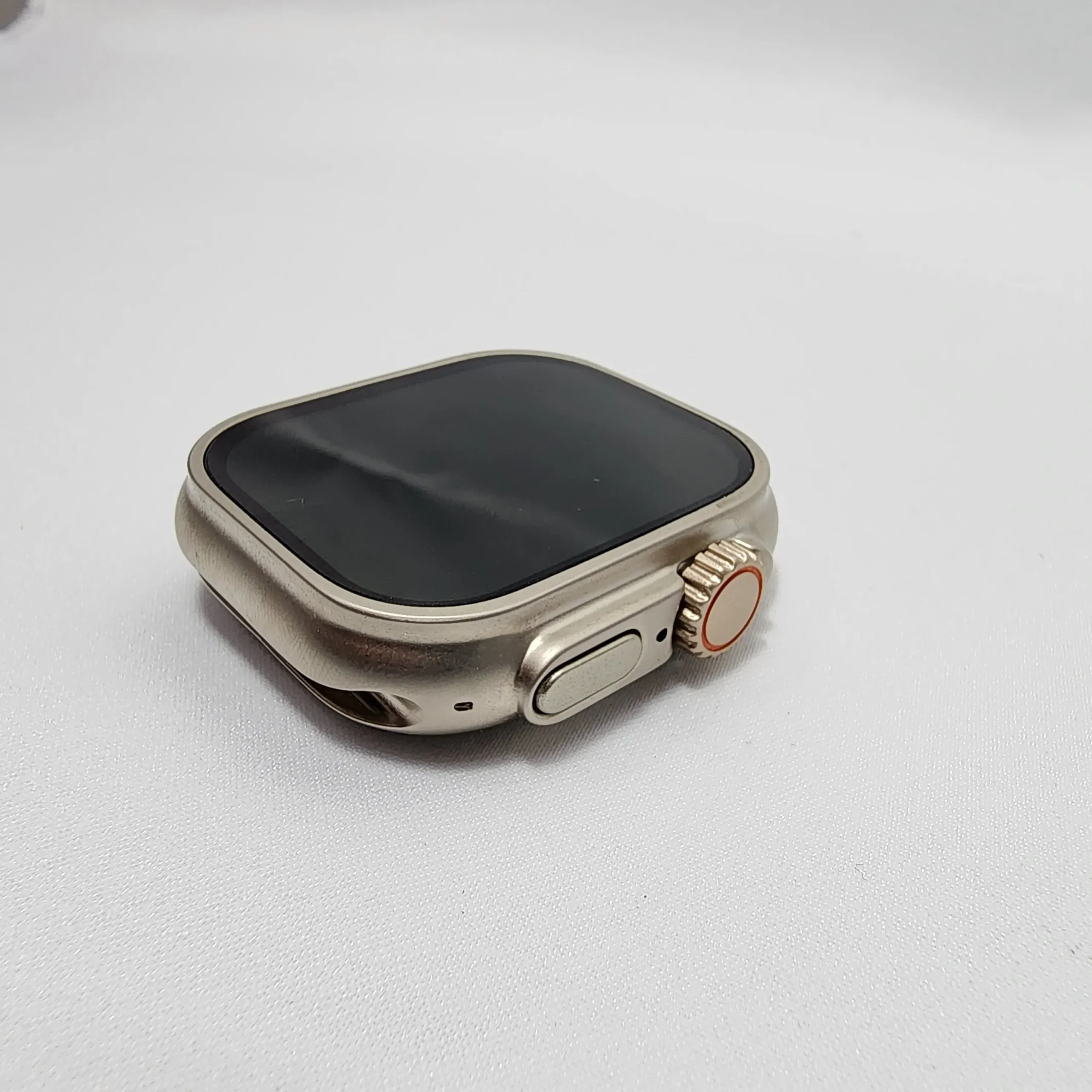 ساعت هوشمند ZW9 Ultra2 4 محتویات جعبه ساعت هوشمند ZW9 Ultra2 شامل خود ساعت، بند سیلیکونی، شارژر مگنتی و دفترچه راهنما