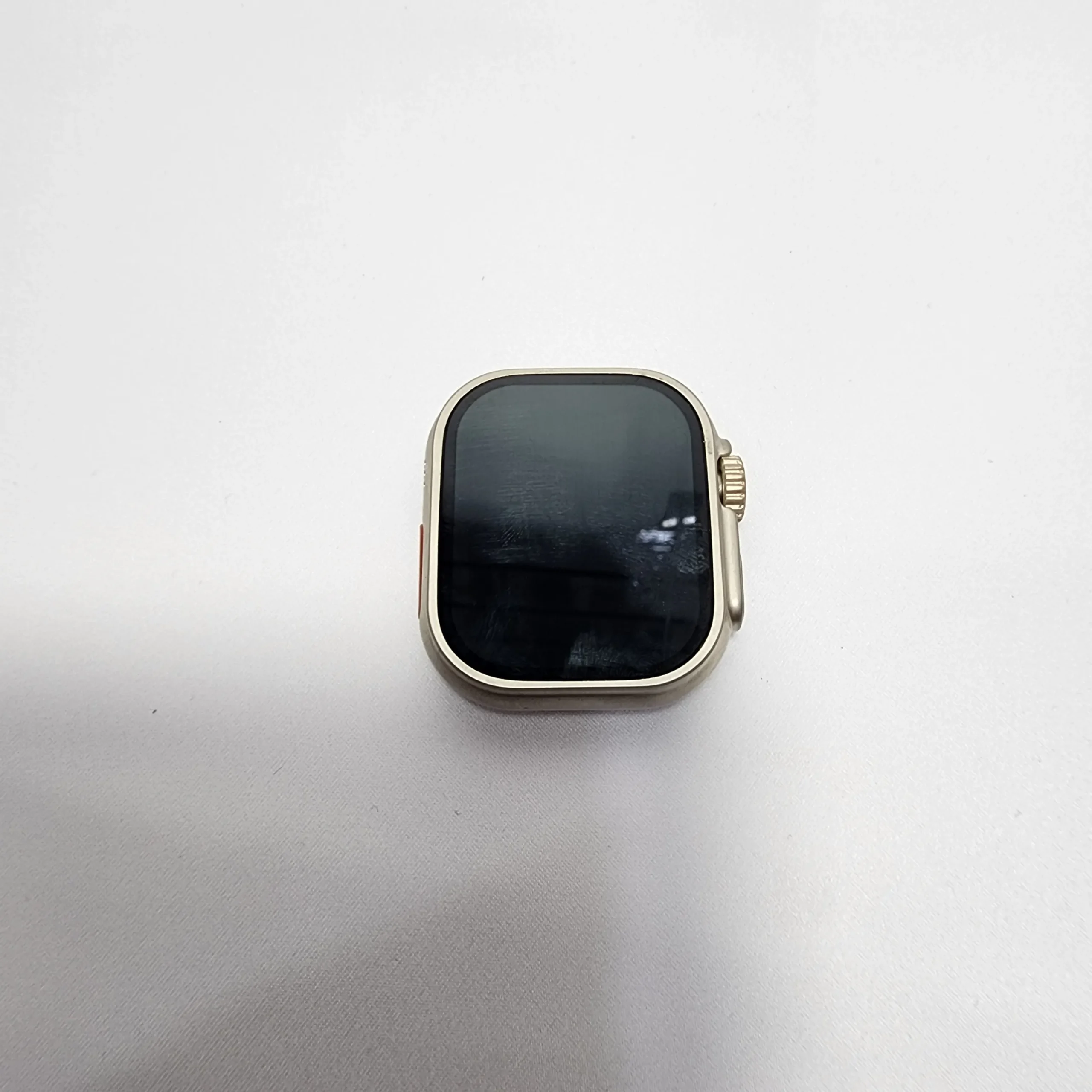 ساعت هوشمند ZW9 Ultra2 7 محتویات جعبه ساعت هوشمند ZW9 Ultra2 شامل خود ساعت، بند سیلیکونی، شارژر مگنتی و دفترچه راهنما