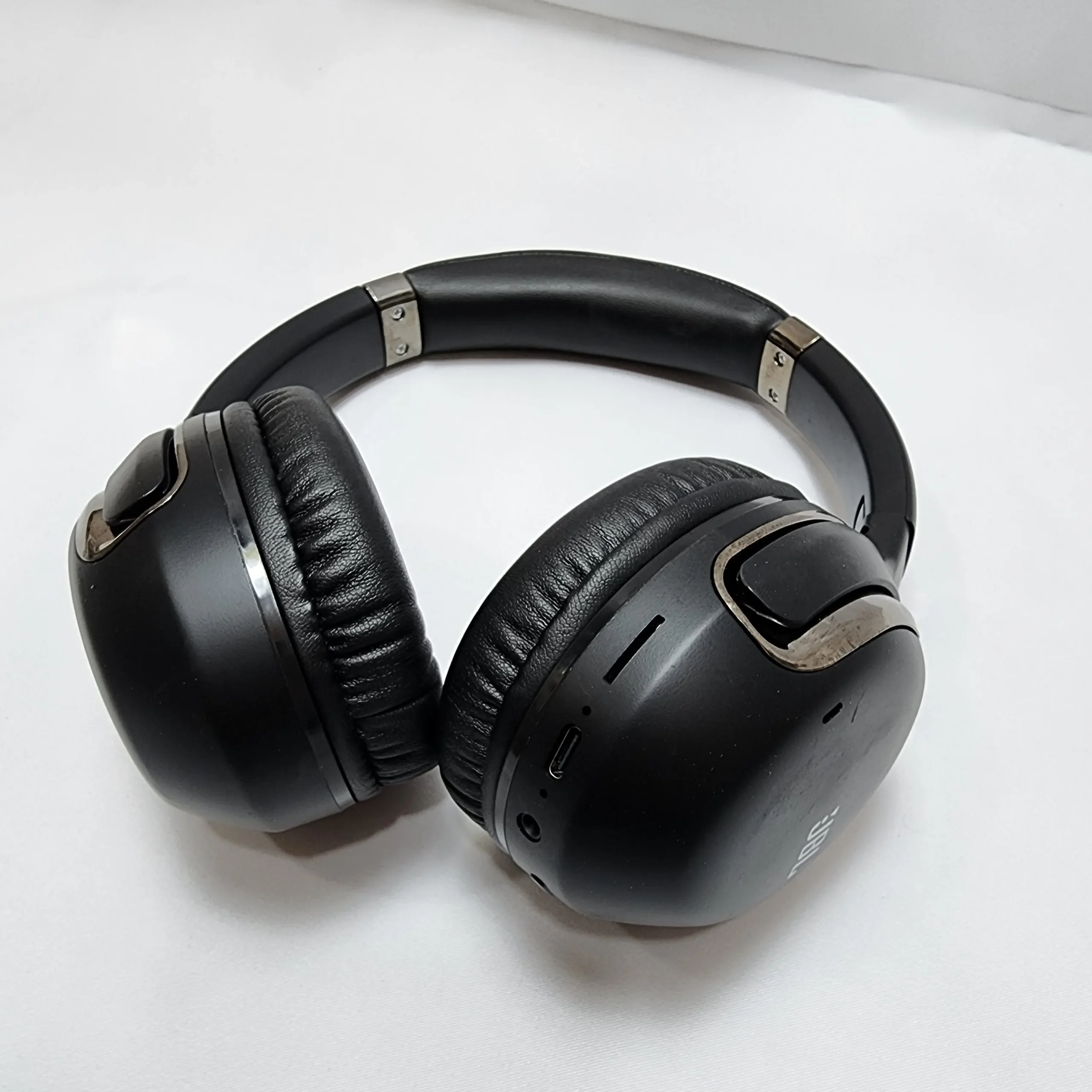 هدفون بیسیم JBL J32 مدل Tour One | کیفیت صدای شفاف، باس قدرتمند، باتری ۵۰ ساعته 7 عکس هدفون بیسیم JBL J32 با طراحی دورگوشی