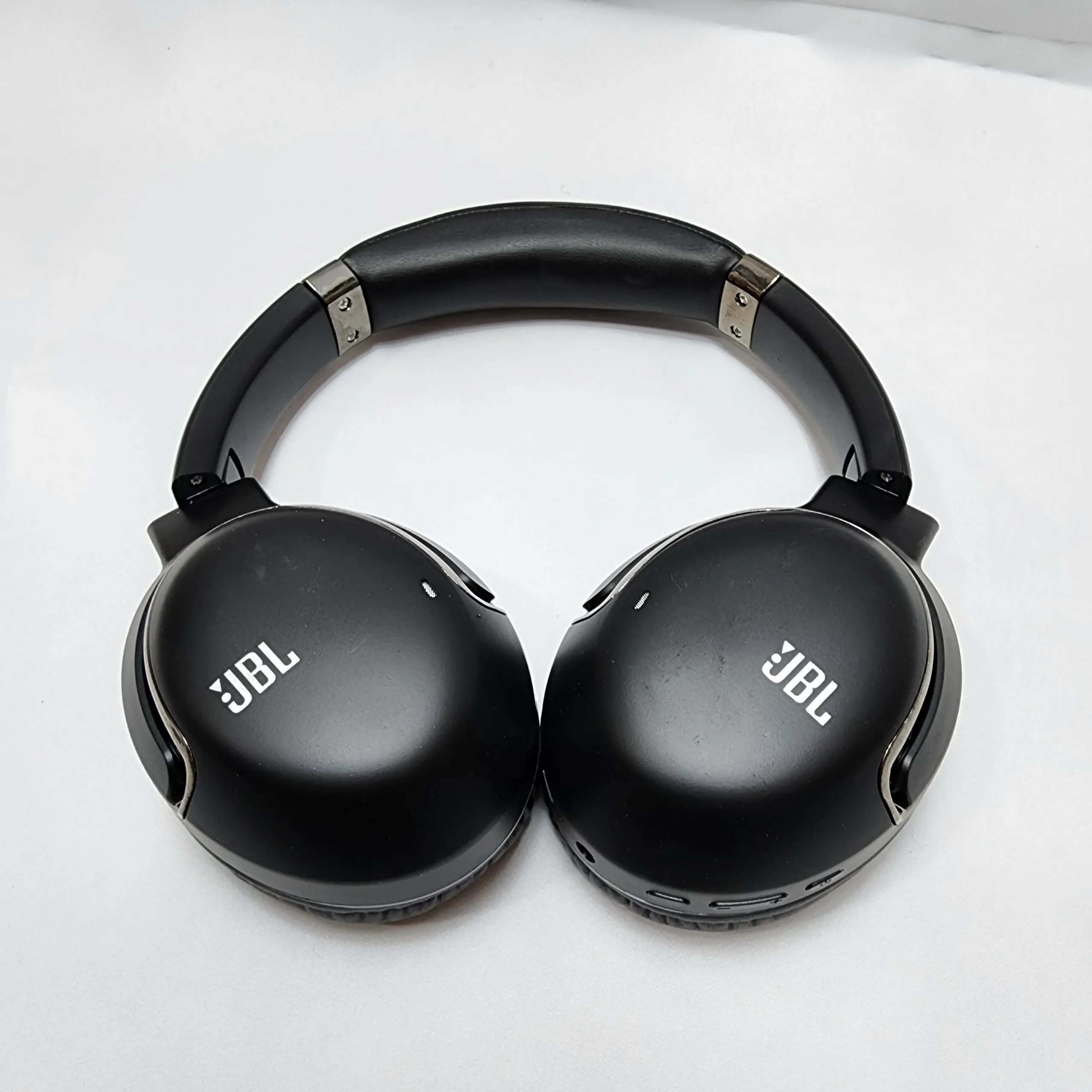 هدفون بیسیم JBL J32 مدل Tour One | کیفیت صدای شفاف، باس قدرتمند، باتری ۵۰ ساعته 8 عکس هدفون بیسیم JBL J32 با طراحی دورگوشی