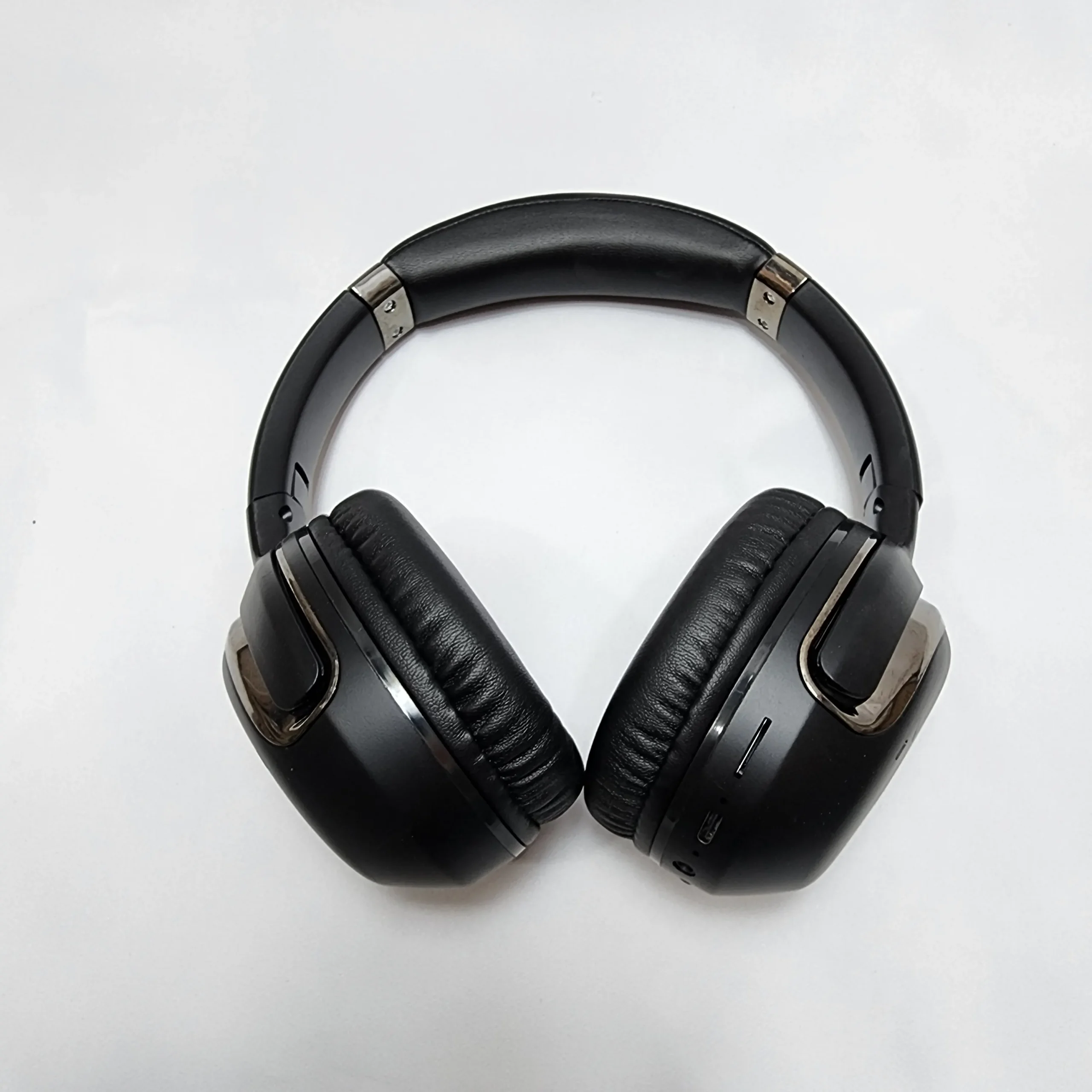 هدفون بیسیم JBL J32 مدل Tour One | کیفیت صدای شفاف، باس قدرتمند، باتری ۵۰ ساعته 9 هدفون بیسیم JBL J32 مدل Tour One | کیفیت صدای شفاف، باس قدرتمند، باتری ۵۰ ساعته