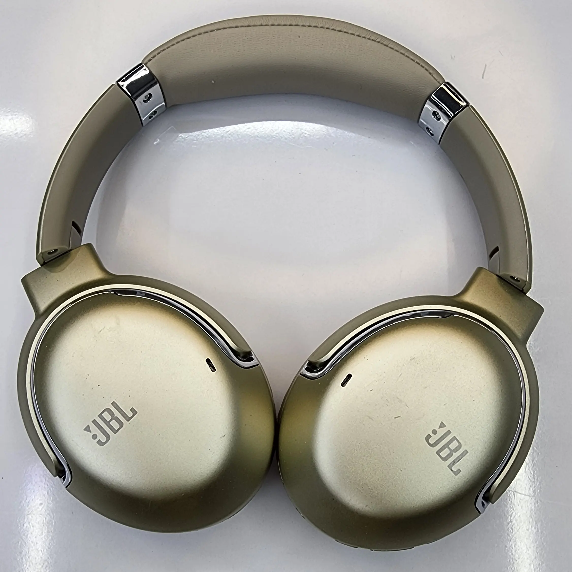 هدفون بیسیم JBL J32 مدل Tour One | کیفیت صدای شفاف، باس قدرتمند، باتری ۵۰ ساعته 10 عکس هدفون بیسیم JBL J32 با طراحی دورگوشی