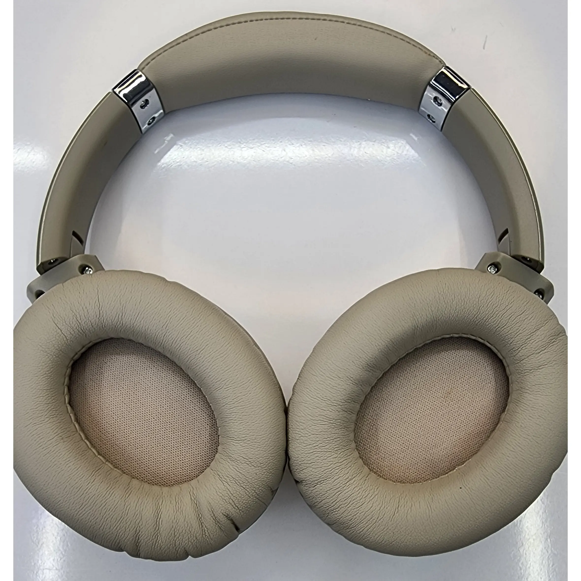 هدفون بیسیم JBL J32 مدل Tour One | کیفیت صدای شفاف، باس قدرتمند، باتری ۵۰ ساعته 11 عکس هدفون بیسیم JBL J32 با طراحی دورگوشی