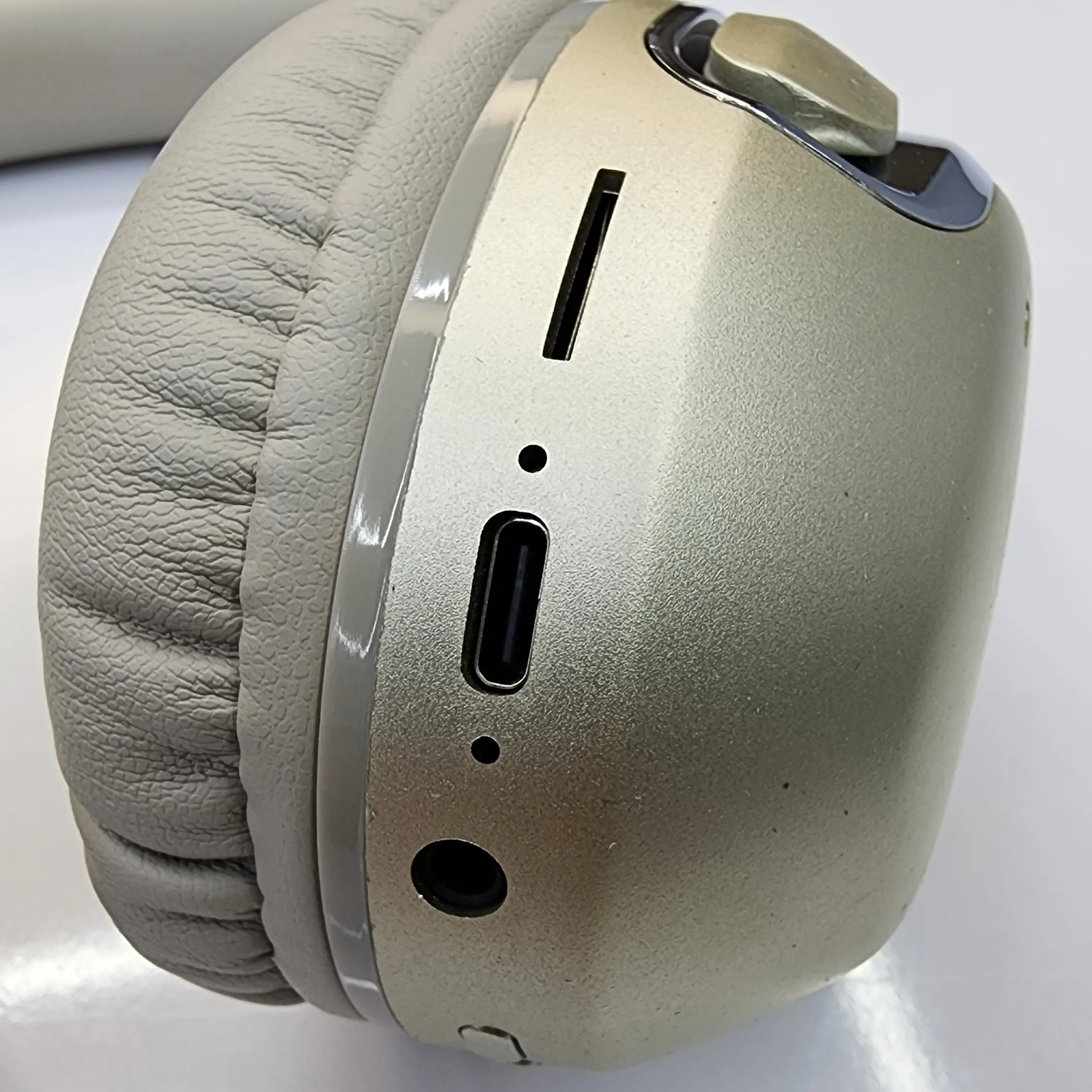 هدفون بیسیم JBL J32 مدل Tour One | کیفیت صدای شفاف، باس قدرتمند، باتری ۵۰ ساعته 3 عکس هدفون بیسیم JBL J32 با طراحی دورگوشی