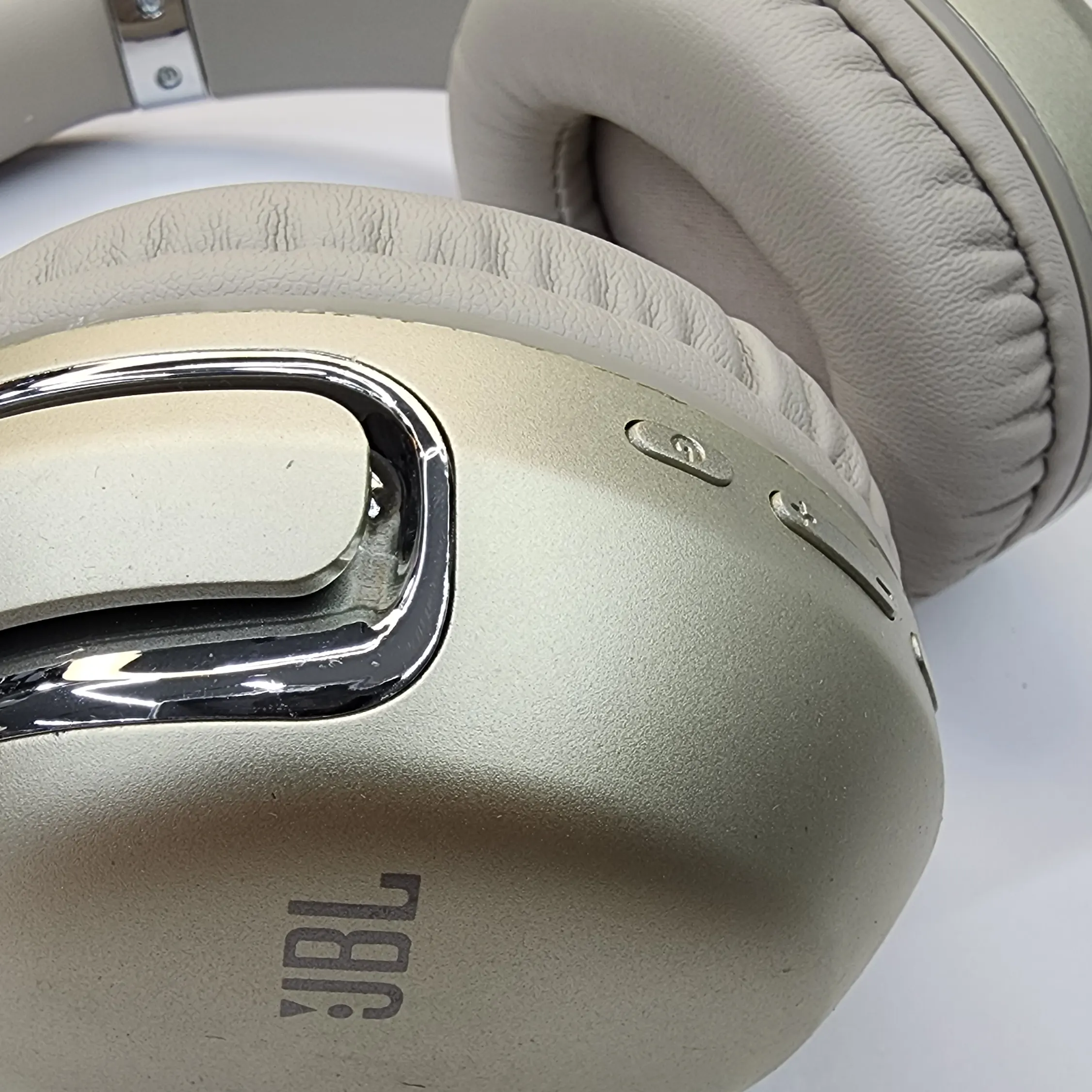 هدفون بیسیم JBL J32 مدل Tour One | کیفیت صدای شفاف، باس قدرتمند، باتری ۵۰ ساعته 4 عکس هدفون بیسیم JBL J32 با طراحی دورگوشی
